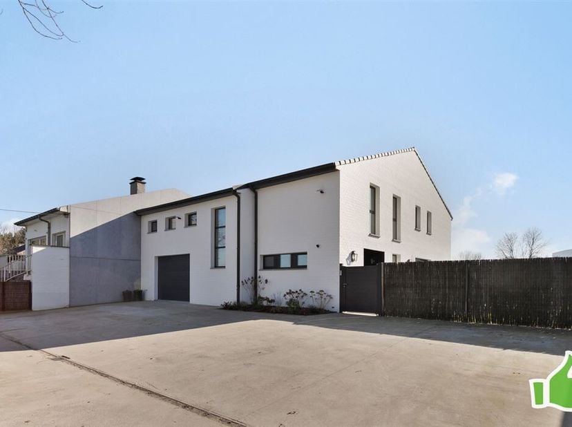 Superbe construction récente alliant élégance, qualité et modernité. Érigée sur une parcelle de 915 m² à Luingne, elle offre une surface habitable de