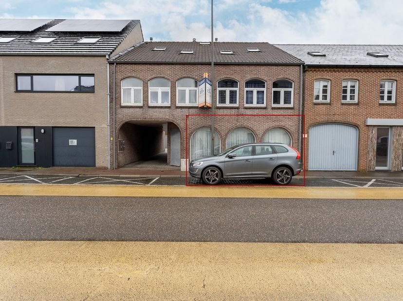 Deze investeringskans biedt zich aan in de Stationsstraat te Hamont. Het complex bestaat uit 3 vergunde appartementen dewelke momenteel allen verhuurd
