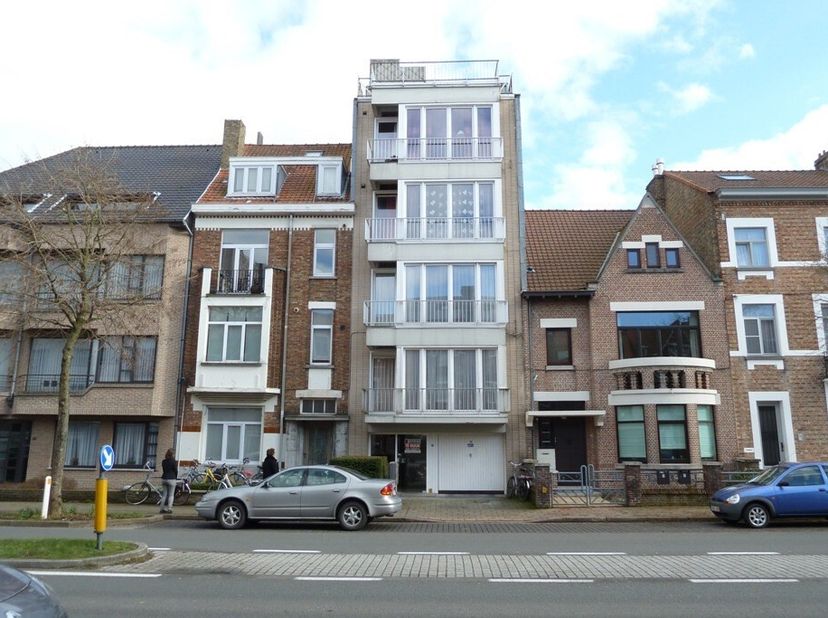 Deze garagebox is gelegen net buiten het centrum.&lt;br /&gt;
Deze heeft ook een vlotte verbinding richting Expresweg Brussel-Kust.