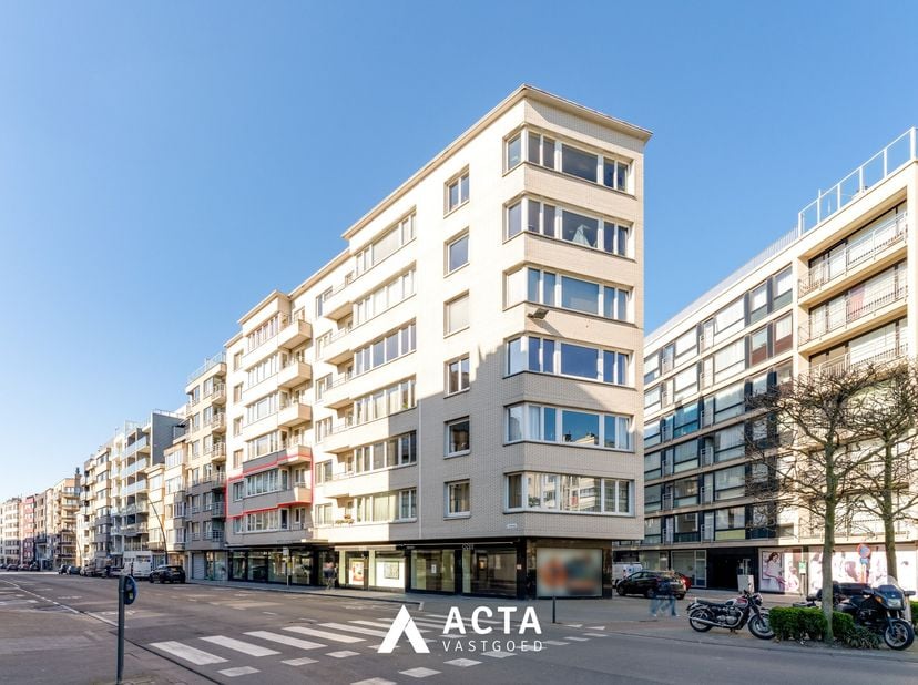 Lichtrijk appartement op de tweede verdieping in Oostende&lt;br /&gt;
Dit ruime appartement is als volgt ingedeeld: een grote inkomhal met sas met lavabo, a