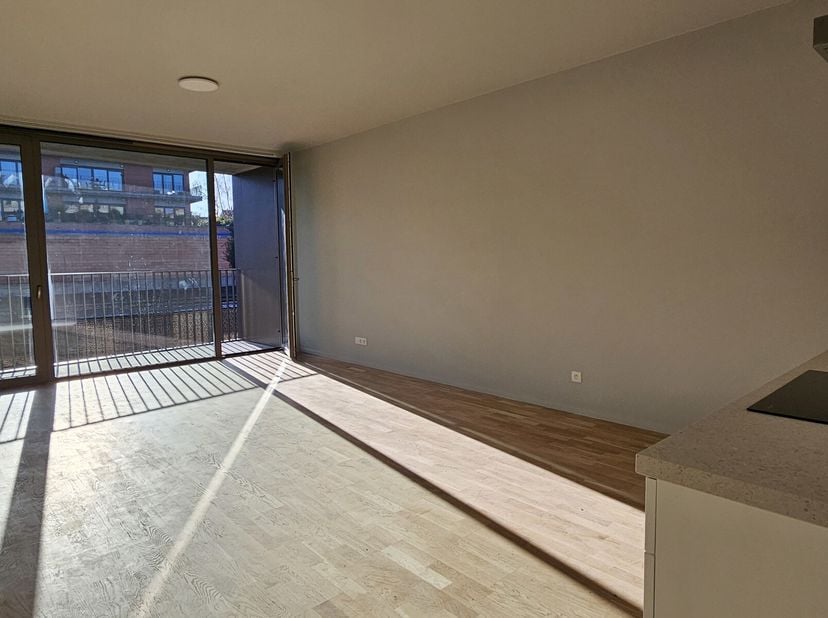 Sis face au parc du Scheutenbos, appartement dans un projet neuf à basse consommation énergétique (PEB = B). Première occupation. L&#039;appartement est co