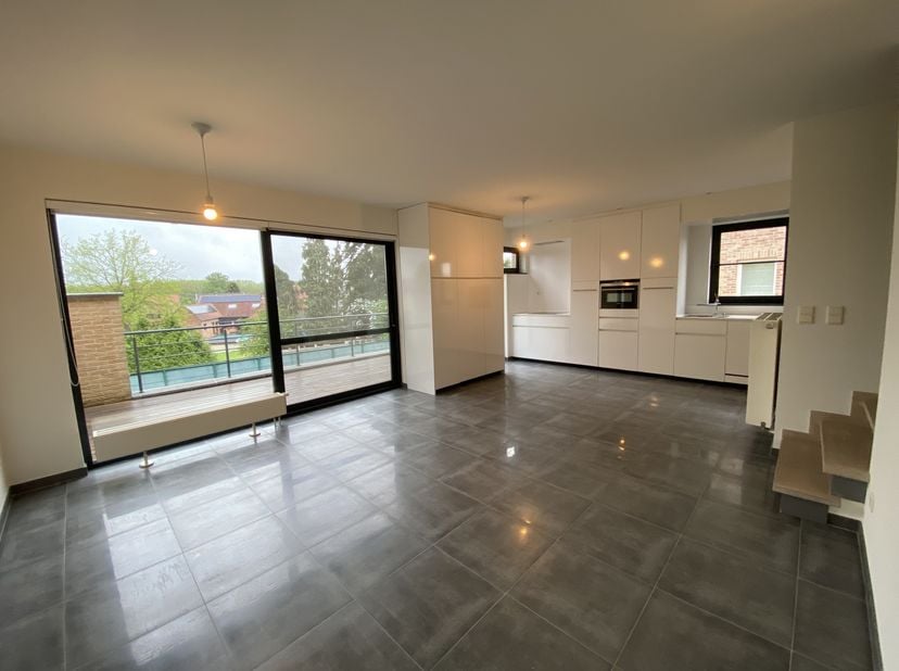 Stijvol duplex appartement op de eerste verdieping in het centrum van Bekkevoort. Dit appartement heeft een goede ligging met een snelle verbinding me