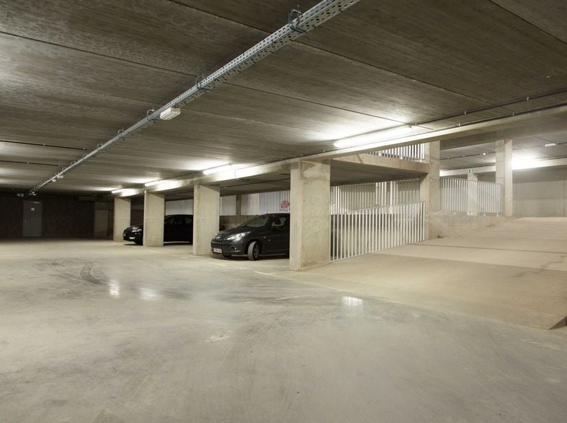 Deze staanplaats (met fietsrek) in het ondergronds parkeercomplex van nieuwbouwresidentie Den Indruk wordt te koop aangeboden. Parking is beveiligd me