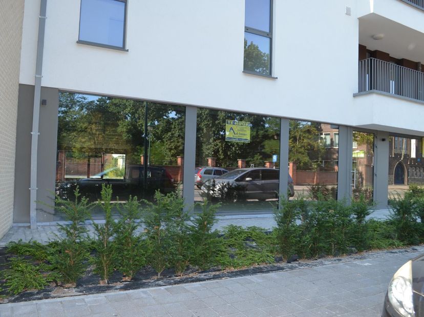 Casco commerciële ruimte (handel of kantoor) langs drukke invalsweg nabij het centrum tegenover de Sint-Michielschool.  Goede visuele ligging met uits
