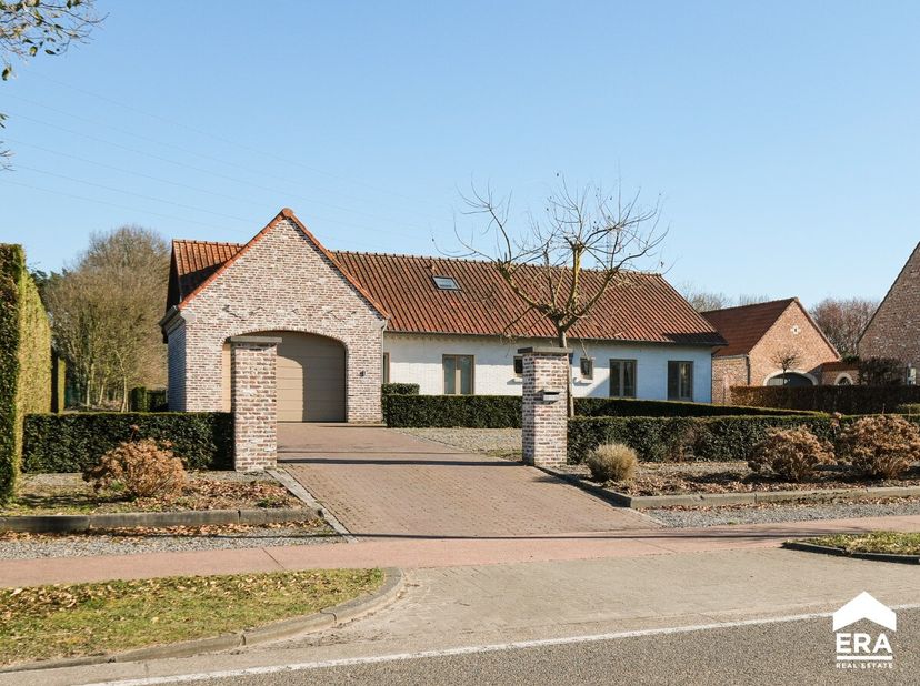 Prachtig gerenoveerd villa-landhuis gelegen op een groot perceel van 22a29ca in groene omgeving te Eksel. Men geniet hier van een ruime tuin met vrij