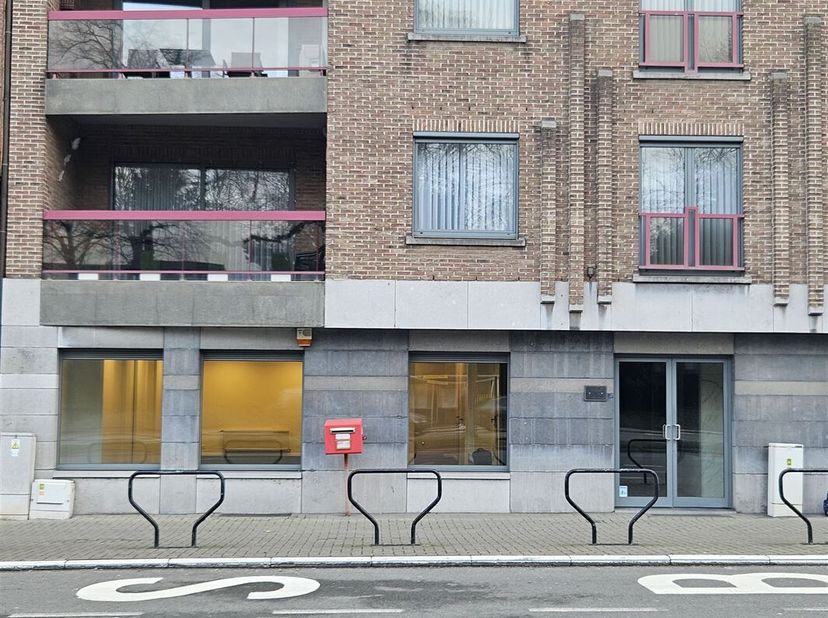 Deze multifunctionele kantoorruimte van 215 m² op de Eeuwfeestwal in het centrum van Tongeren heeft een uitstekende visibiliteit en privé-parking.&lt;br