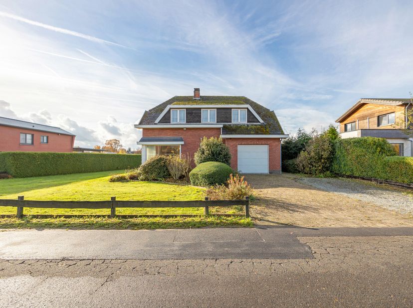 GELIJKVLOERS&lt;br /&gt;
Inkomhal 7,5 m² op tegel met ingebouwde kasten. Leefruimte 28,5 m² op tegel. Keuken 9,5 m² op tegel met dampkap en enkele spoelbak.