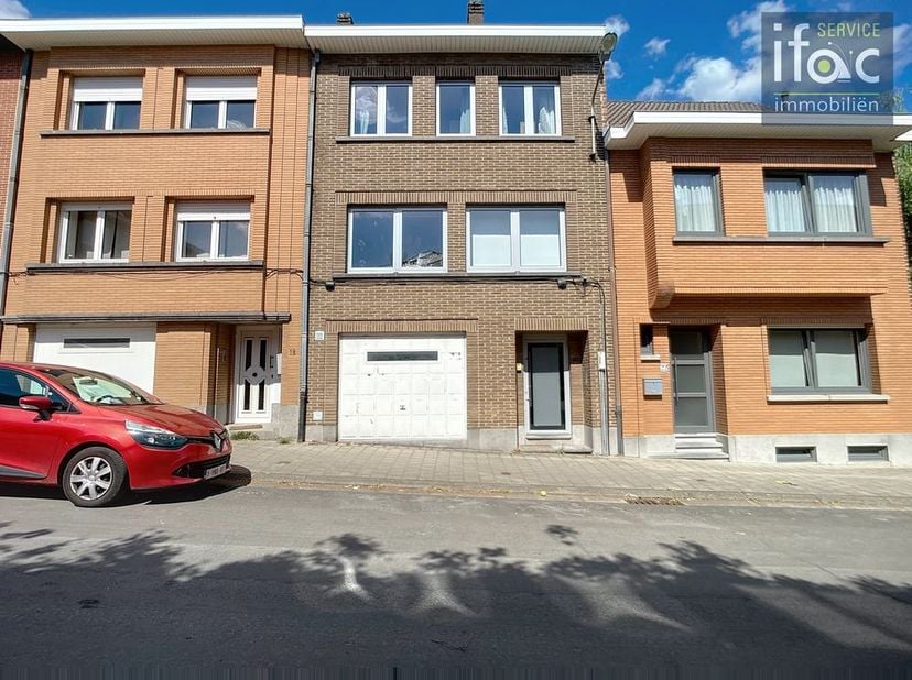 Superbe maison unifamiliale idéalement située dans le centre de Tervuren avec 4 chambres et 2 salles de bains à louer. La maison rénovée bénéficie d’u