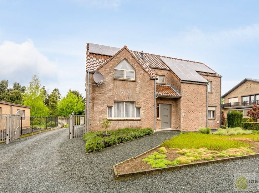RUIME EN PERFECT ONDERHOUDEN WONING MET 4 SLAAPKAMERS OP KNAP PERCEEL VAN MAAR LIEFST 14A61CA! - De woning omvat maar liefst +-258m² netto bewoonbare