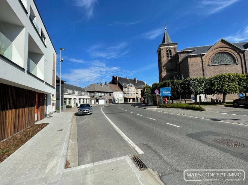 In centrum Desselgem treffen we dit casco handelspand van 75 m2&lt;br /&gt;
&lt;br /&gt;
De nieuwbouw residentie &quot;Hof ter mote&quot; werd opgetrokken vlak naast de ker