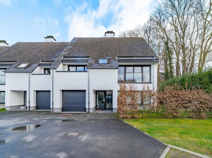GENVAL - Op 500m van het STATION van GENVAL, tegenover de Papeteries en zijn winkels, presenteert AMELOT PROPERTIES deze woning met 3 gevels, gerenove