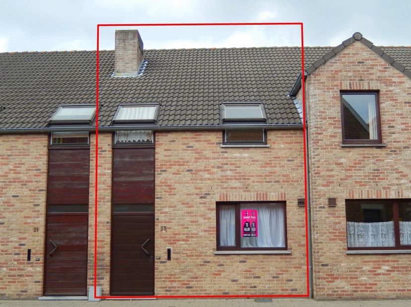 Deze rijwoning is gelegen op een steenworp van hartje Brugge. De woning omvat een inkom met toilet en ingemaakte kasten, ruime woonkamer met ingericht