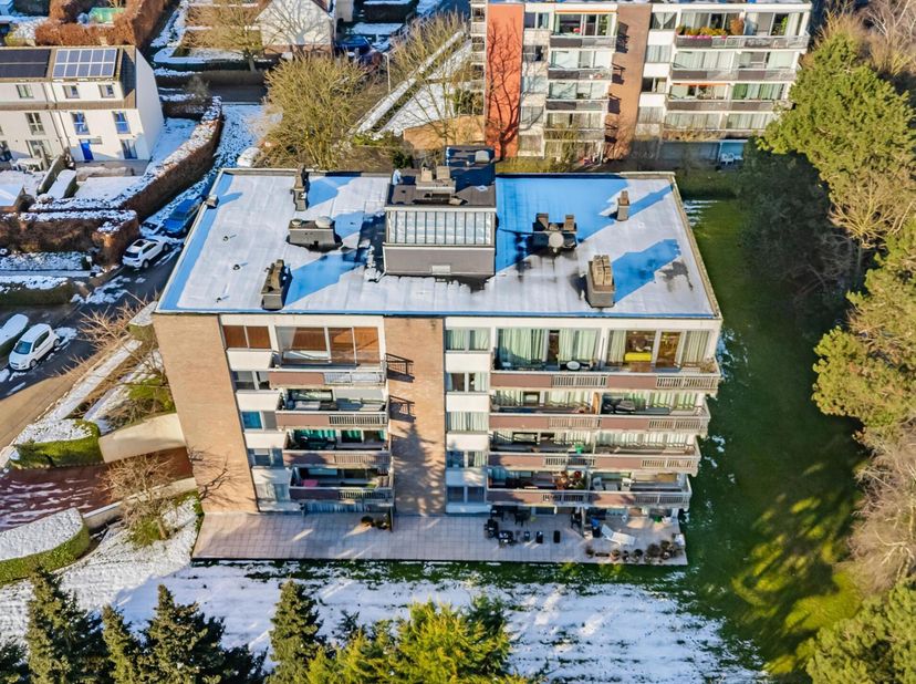 Laissez-vous charmer par ce superbe appartement lumineux récemment rénové, offrant une superficie habitable de 77 m² et une vue imprenable sur Waterlo