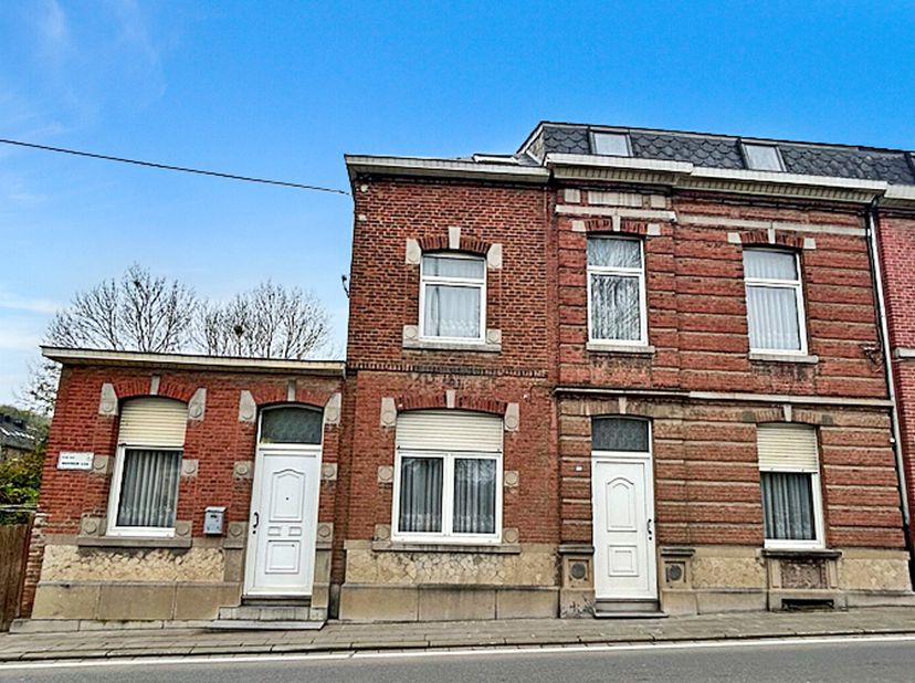 Située à proximité de toutes les commodités entre Namur et Andenne, à proximité de la Meuse et du halage spacieuse maison unifamiliale de 219m² aux mu