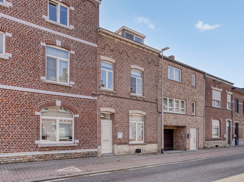 In het hart van Sint-Truiden, aan de Gorsemweg 22, vinden we deze charmante stadswoning met een uiterst gunstige ligging. Op wandelafstand van de Grot