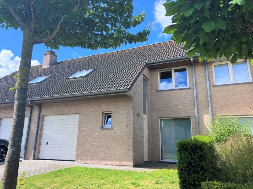 omvattende een inkomhal met apart toilet, mooie klare living, volledig ingerichte moderne open keuken, ruime garage (met wasmachine-aansluiting), trap