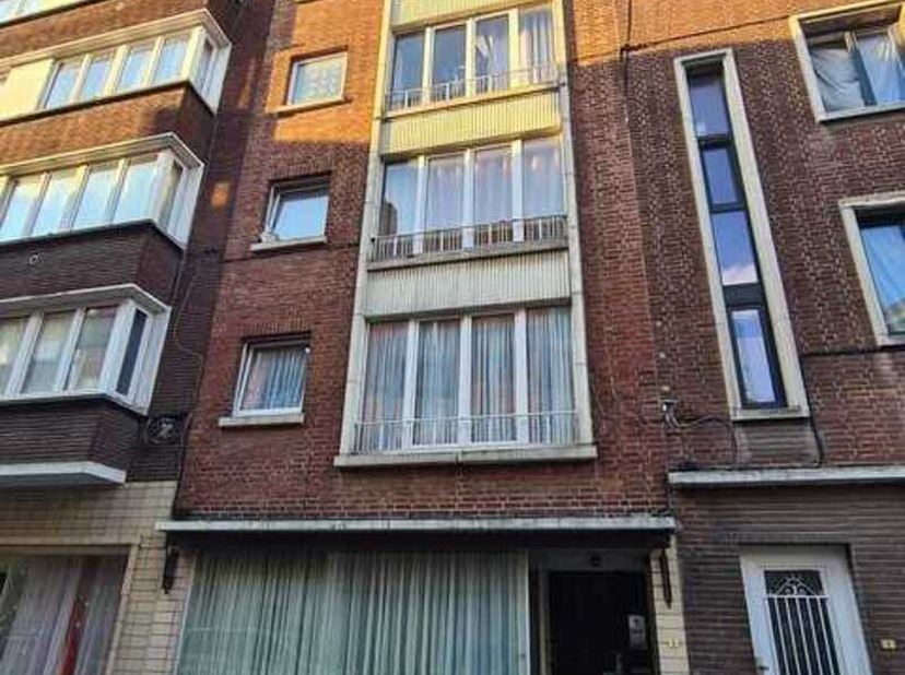 Immeuble de rapport soigné à la Ville haute comprenant 4 appartements 2 chambres et un rez-de-chaussée 1 chambre en bon état. Ascenseur et électricité
