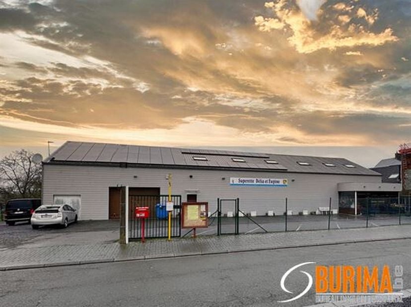 Uniek pand, 35 hectare grond, dicht bij voorzieningen en hoofdwegen. Bestaande uit een bedrijfsruimte van ca. 400 m² + parkeerplaats voor 12 auto&#039;s, l