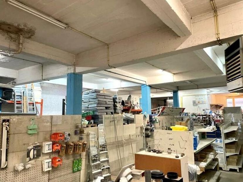 Situé dans une rue à double sens, nous vous proposons ce grand rez-de-chaussée comprenant une surface de +/- 350 m² (commerce-Atelier-garage-cave priv