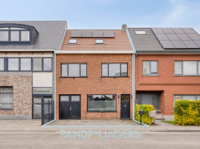 Te midden van de geliefde Mijlstraat in Duffel-Oost, ligt deze brede rijwoning met 4 slaapkamers (meer mogelijk!) en een erg gunstige EPC B-score.&lt;br