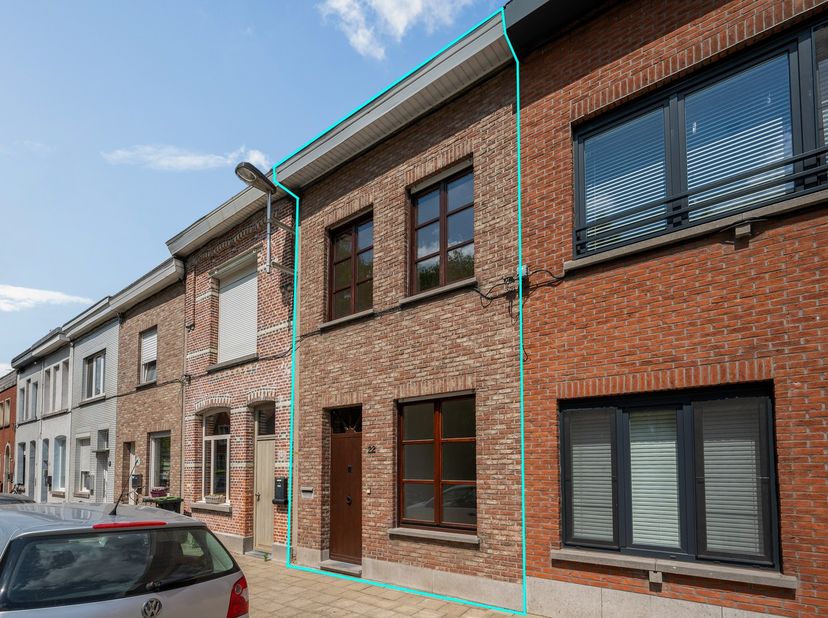 Uitstekend gelegen, te renoveren starterswoning met leuke tuin vlakbij centrum Lier.&lt;br /&gt;
&lt;br /&gt;
Deze charmante woning is gelegen in een doodlopende