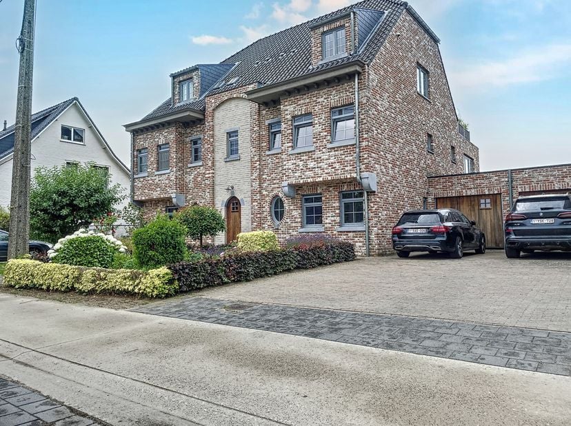 Dit ruime appartement is gelegen op de Ringlaan t.h.v. wandelweg die rechtstreeks dit perceel met het centrum van Zandhoven verbindt.&lt;br /&gt;
INDELING G