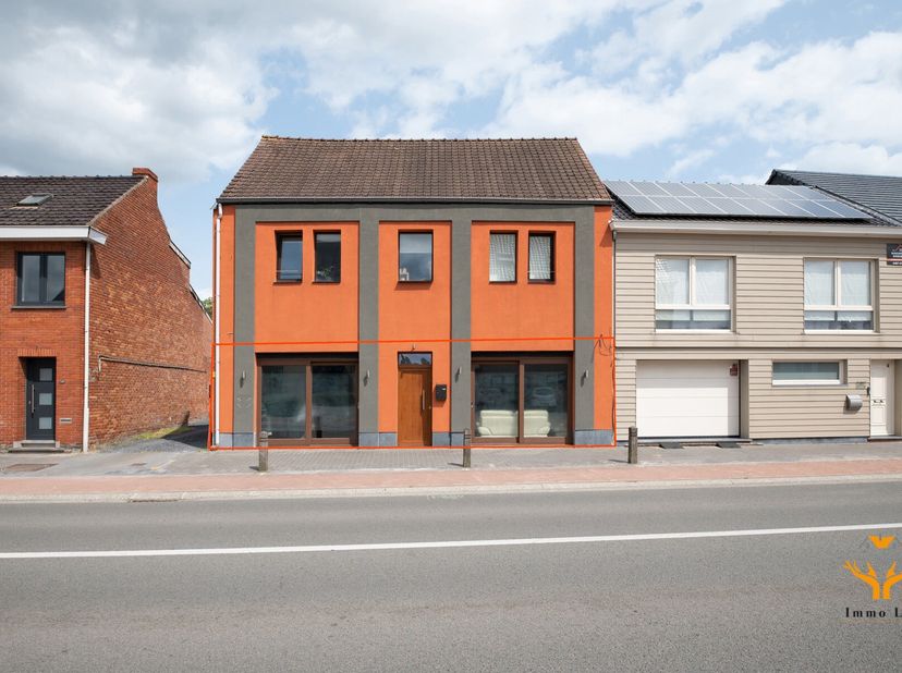 Bent u op zoek naar een instapklaar gelijkvloers appartement op een toplocatie? Dit appartement met een bewoonbare oppervlakte van 77m² (gebaseerd op