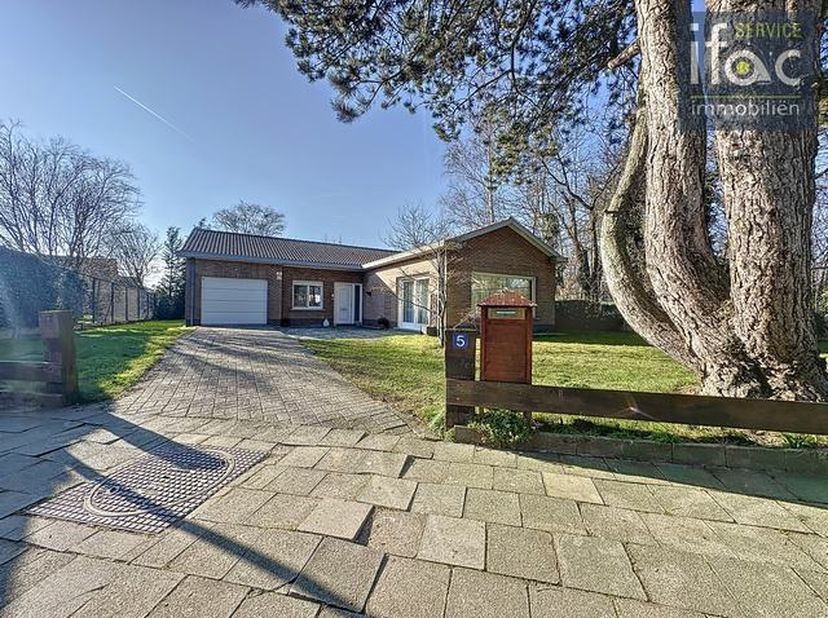 Zeer rustig gelegen villa/bungalow. De woning werd gebouwd in 1973 en gerenoveerd in 2008, ligt op een mooi perceel van 9a 48ca, gelegen vlakbij het c