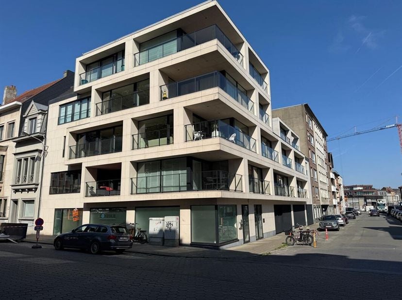 Instapklaar appartement in het hart van Kortrijk&lt;br /&gt;
Op zoek naar een centraal gelegen en energiezuinig appartement in Kortrijk? Dit recent en smaak