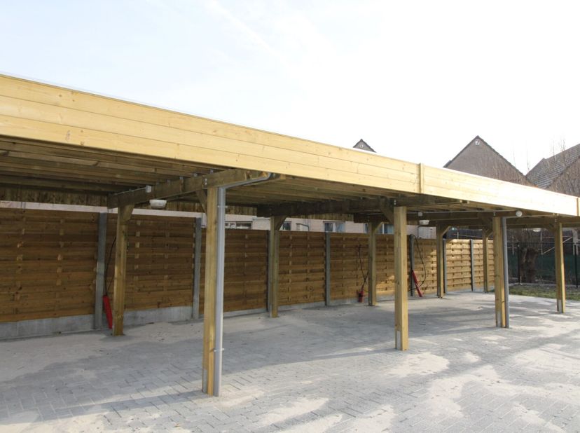 1 carport achter nieuwbouwappartementen.&lt;br /&gt;
Een veilige plaats voor uw wagen.&lt;br /&gt;
Bijkomend 5,00 eur syndic.