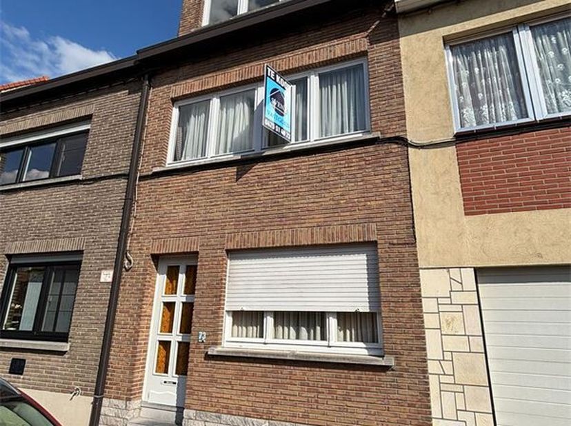 TE RENOVEREN WONING NABIJ CENTRUM MET 4  KAMERS.&lt;br /&gt;
Vraagprijs : 125.000 euro.&lt;br /&gt;
Op de beneedenverdieping is er een eetruimte, living, keuken e