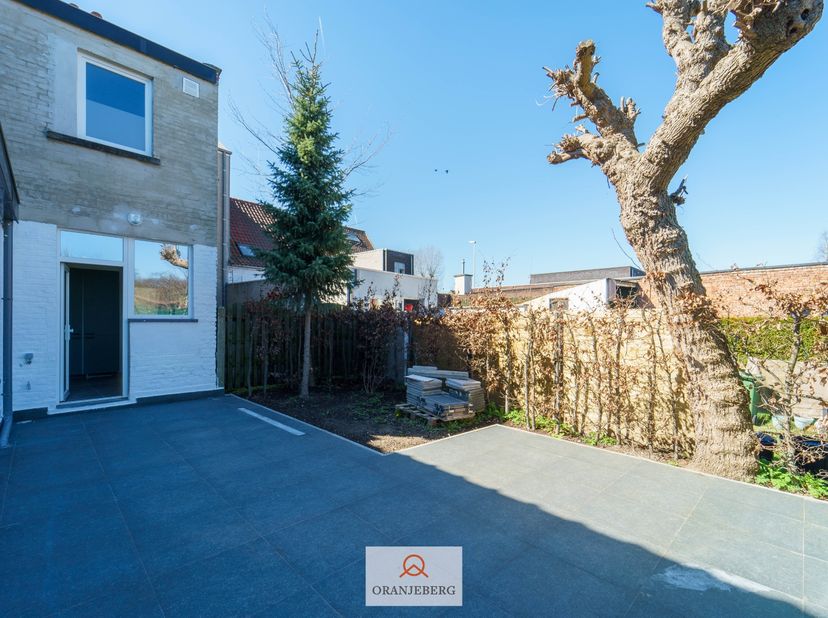 Voor meer info of bezoek gelieve ENKEL contact op te nemen via mail: info@oranjeberg.be&lt;br /&gt;
Gelijkvloerse woning gelegen langs de Brusselsesteenweg