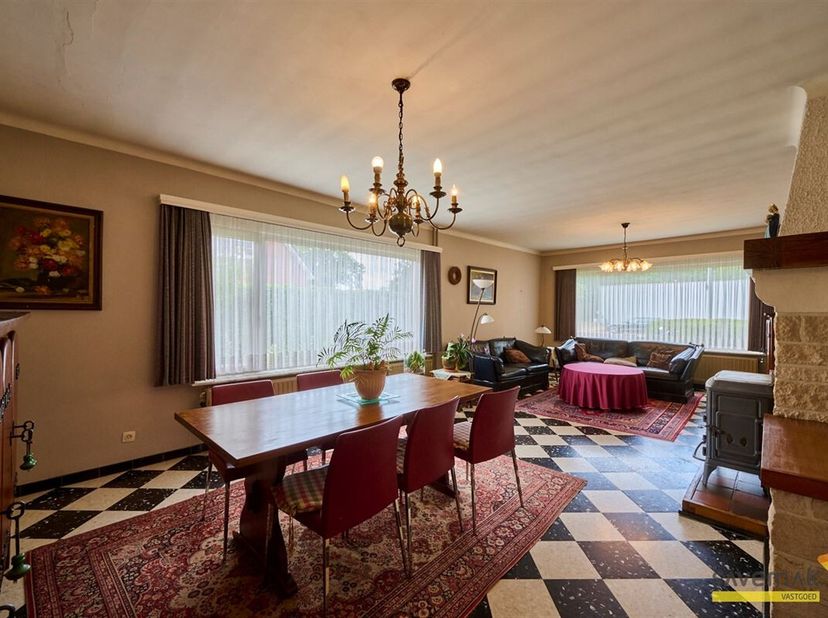 Bienvenue dans cette charmante maison située à Leopoldsburg. Cette maison spacieuse dispose de quatre chambres à coucher et d&#039;un terrain généreux de 1