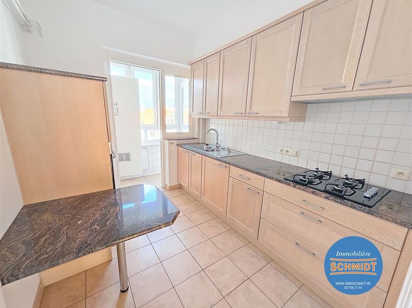 IMMOSCHMIDT (Ref.28829) ETTERBEEK (Roi Vainqueur) - : Mooi appartement van 70m² gelegen op de 3de en laatste verdieping van een klein gebouw. Het best