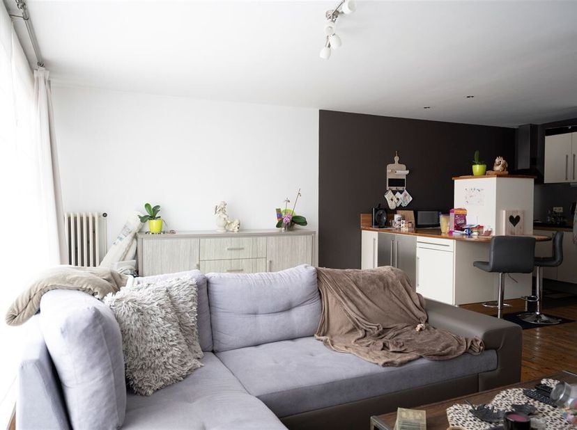 Dit gezellige appartement is gelegen op de tweede verdieping, vlakbij het centrum van Hoegaarden.&lt;br /&gt;
Er is een ruime en lichtrijke living met open