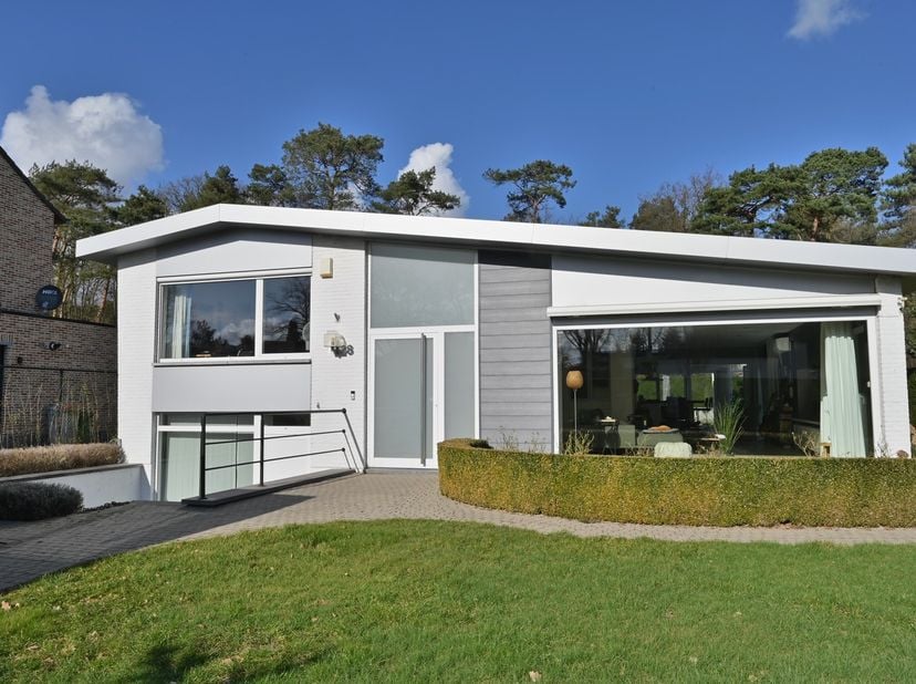 Moderne, instapklare split-level bungalow met zonnepanelen en een riante aanbouw met een prachtig, tijdloos ontwerp. &lt;br /&gt;
Zowel de leefkeuken als de