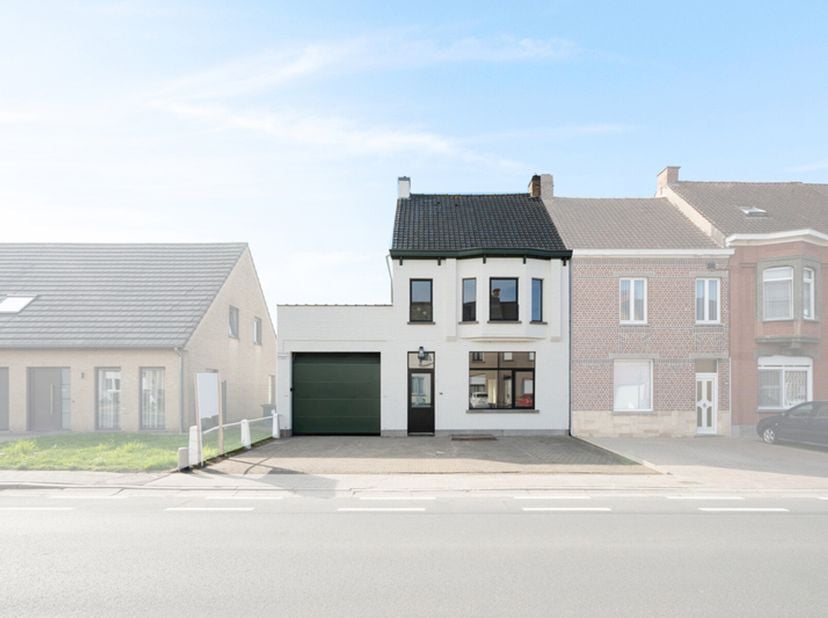 Prachtige woning met veel charme te Oudenaarde. De woning ligt op wandelafstand van winkels, restaurants, scholen, het station en de markt.&lt;br /&gt;
Bij