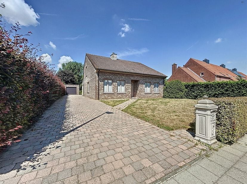 Rustig gelegen en instapklare open bebouwing (type bungalow)  met garage op perceel van 885m² &lt;br /&gt;
BEZOEK reservatie via sms: 0470/30.20.10&lt;br /&gt;
De