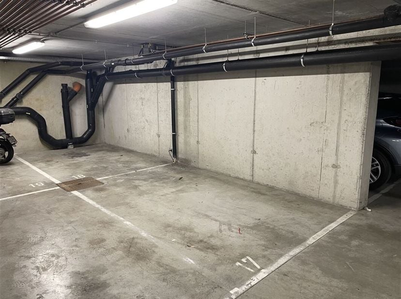 Koninklijke Prinsstraat, in een klein gebouw: overdekte parkeerplaats, bereikbaar via een automatisch bediende poort met afstandsbediening.