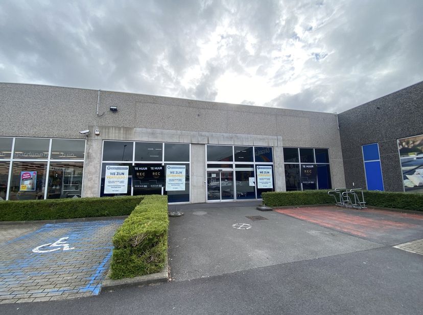 Baanwinkel +/-725 m2 uitstekend gelegen op een site met Leen Bakker, Dreamland, Wibra, Maxi Zoo, Bent, Lola&amp;Liza en Standaard Boekhandel.&lt;br /&gt;
Open r