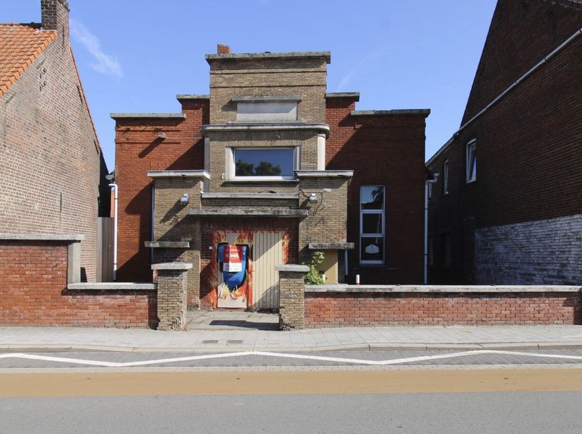 PERCEEL GROND (856m²) MET POLYVALENTE ZAAL -  &lt;br /&gt;
 &lt;br /&gt;
Mogelijkheid tot sloop en bouw van 2 tot 3 woningen.  &lt;br /&gt;
Vg, Wg, Gmo, Gvkr, Gvv.  &lt;br
