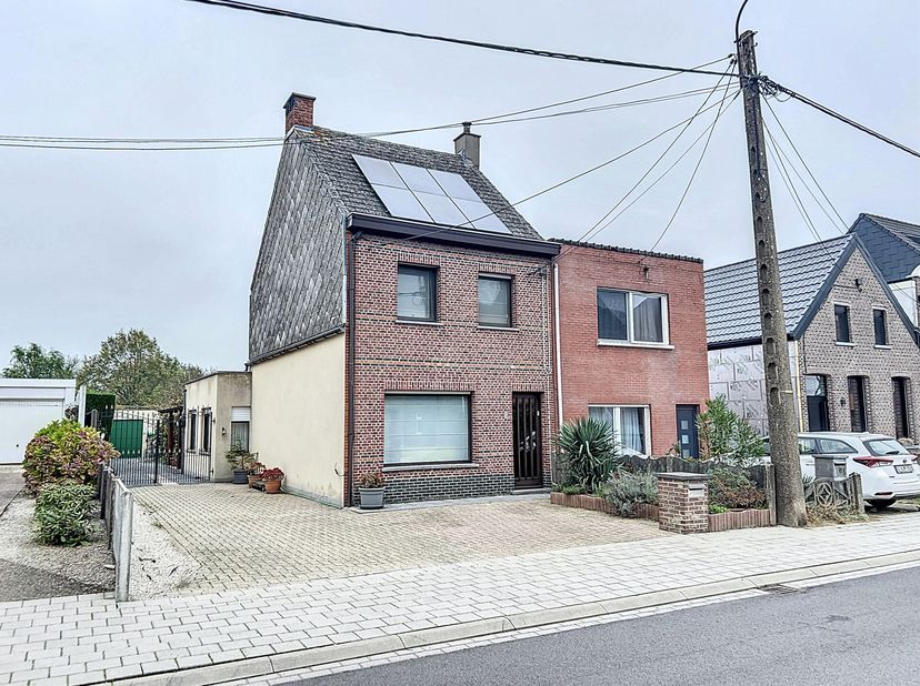 Gezellig en verzorgde woning in half-open verband, gelegen in een uiterst rustige woonomgeving te midden van een doodlopende straat. Qua indeling omva