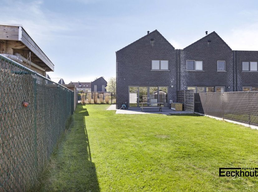 Deze moderne woning (bouwjaar 2019) is charmant gelegen in een rustige woonwijk te Bredene, op nog geen kilometer van het strand!&lt;br /&gt;
De woning is e