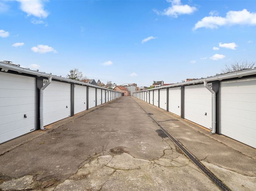 In dit complex, zijn 4 afgesloten garageboxen te koop. Alle boxen beschikken over een nieuwe geïsoleerde sectionaalpoort, een nieuw geïsoleerd dak en