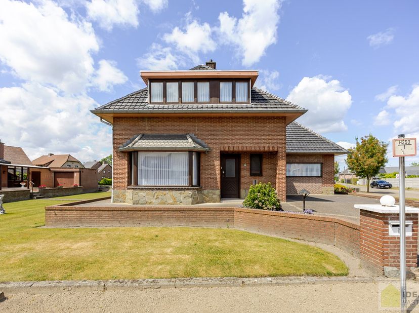 CHARMANTE EN TE RENOVEREN EENGEZINSWONING MET 4 SLAAPKAMERS OP EEN KNAP PERCEEL EN GEGEERDE LOCATIE !! Zeer goed onderhouden woning van maar liefst 14