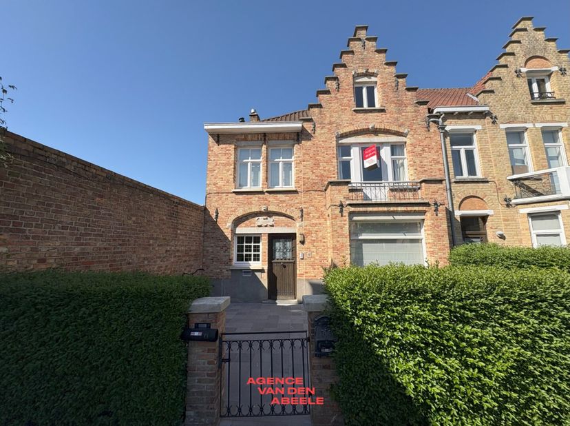 Deze woning bevindt zich in een zeer rustige, gezinsvriendelijke wijk in het centrum van Brugge, omgeven door groen. U betreedt de woning via de stati