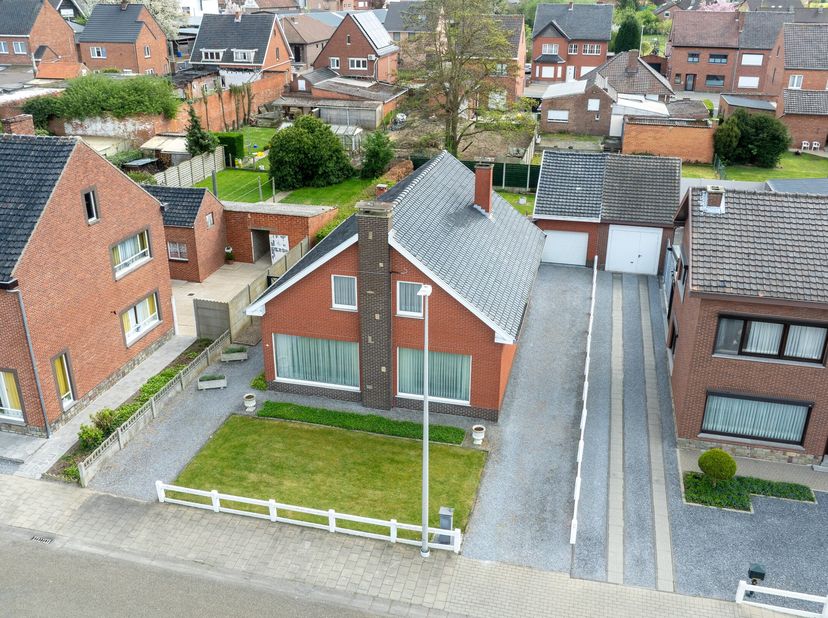 Deze woning bevindt zich in een rustige, kindvriendelijke buurt op slechts enkele minuten van het bruisende stadscentrum. De woning ligt op wandelafst