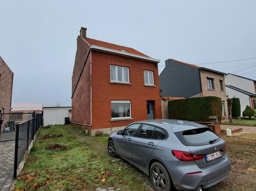 Gelegen op de grens met Tienen, centrum op slechts 4 km vindt u deze toffe ruime gezinswoning gelegen op een perceel van 3a 51ca te renoveren naar hed