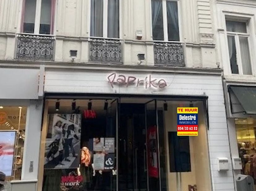 Goed gelegen commercieel gelijkvloers, naast Eyes + More (voorheen: Paprika Kleding). De opp. bedraagt 105 m². De gevelbreedte bedraagt ca. 6 m. &lt;br /