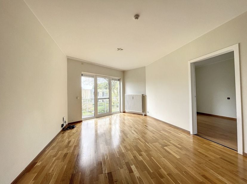 Dit instapklare appartement is gelegen op privaat domein in de residentie Ter Korbeke, dichtbij verschillende voorzieningen zoals de bushalte, de bakk